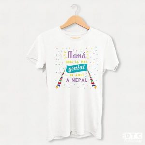 Camiseta personalizada día de la madre. Mamá eres la más genial de aquí a Nepal.