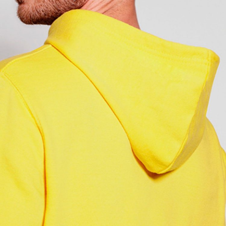 Sudadera de capucha roly capucha amarilla detalle