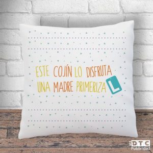 Cojines decorativos para día de la madre. Este cojín la disfruta una mamá primeriza.